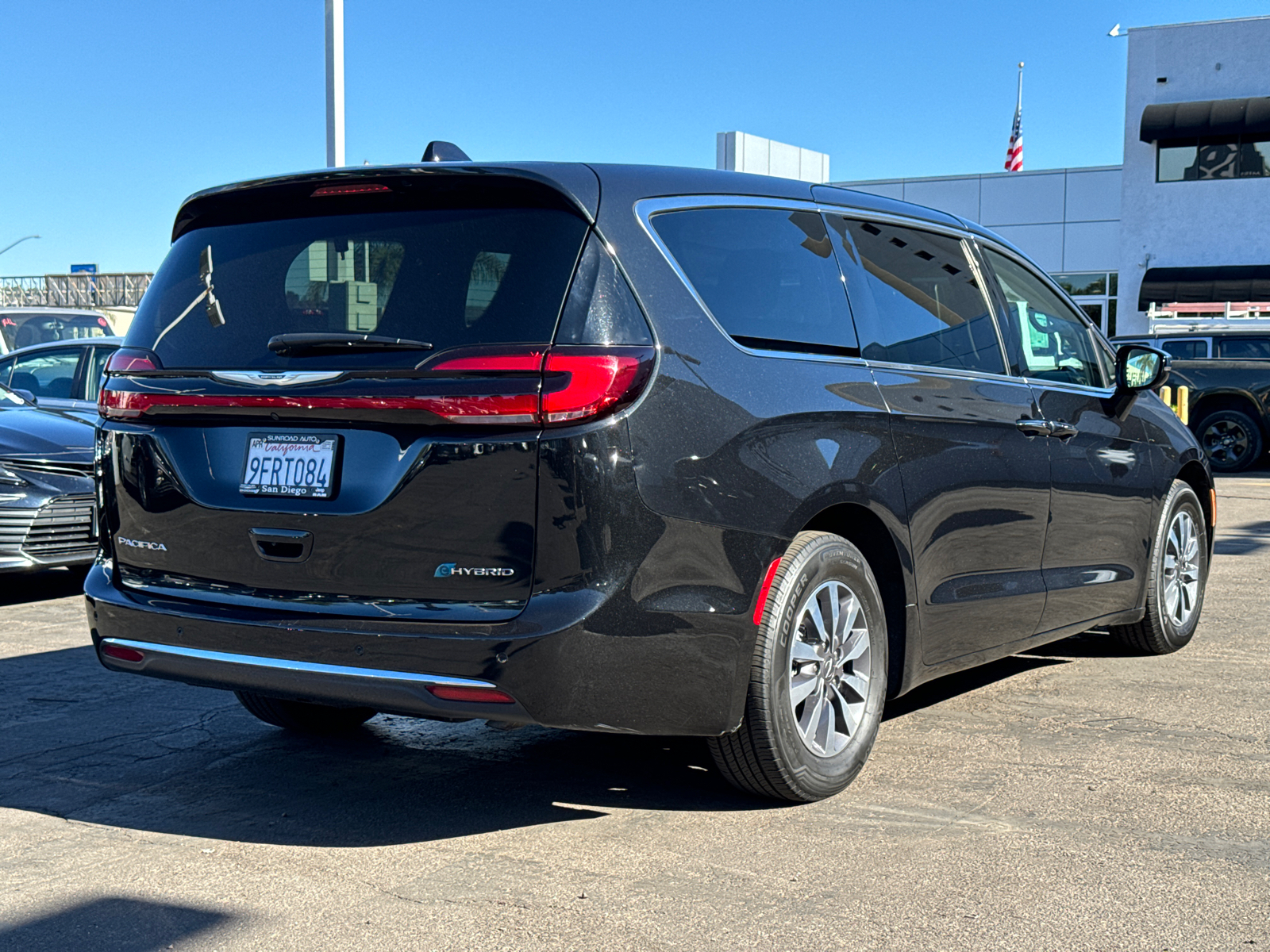 2023 Chrysler Pacifica Hybrid Limited 8