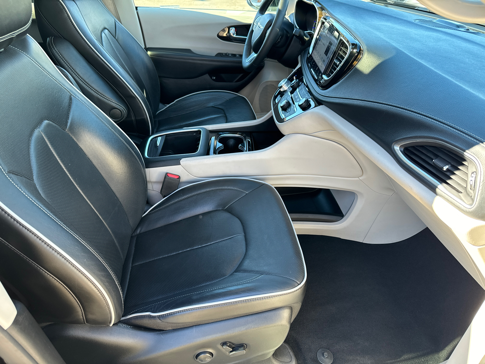 2023 Chrysler Pacifica Hybrid Limited 18