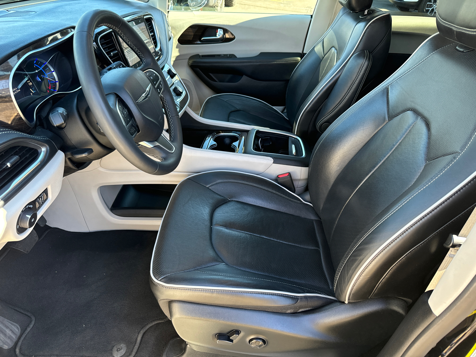 2023 Chrysler Pacifica Hybrid Limited 25