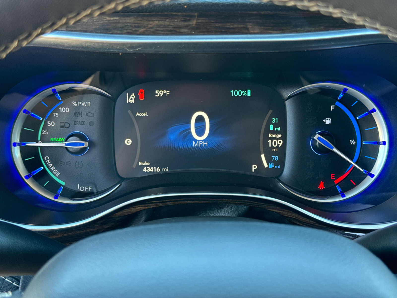 2023 Chrysler Pacifica Hybrid Limited 32