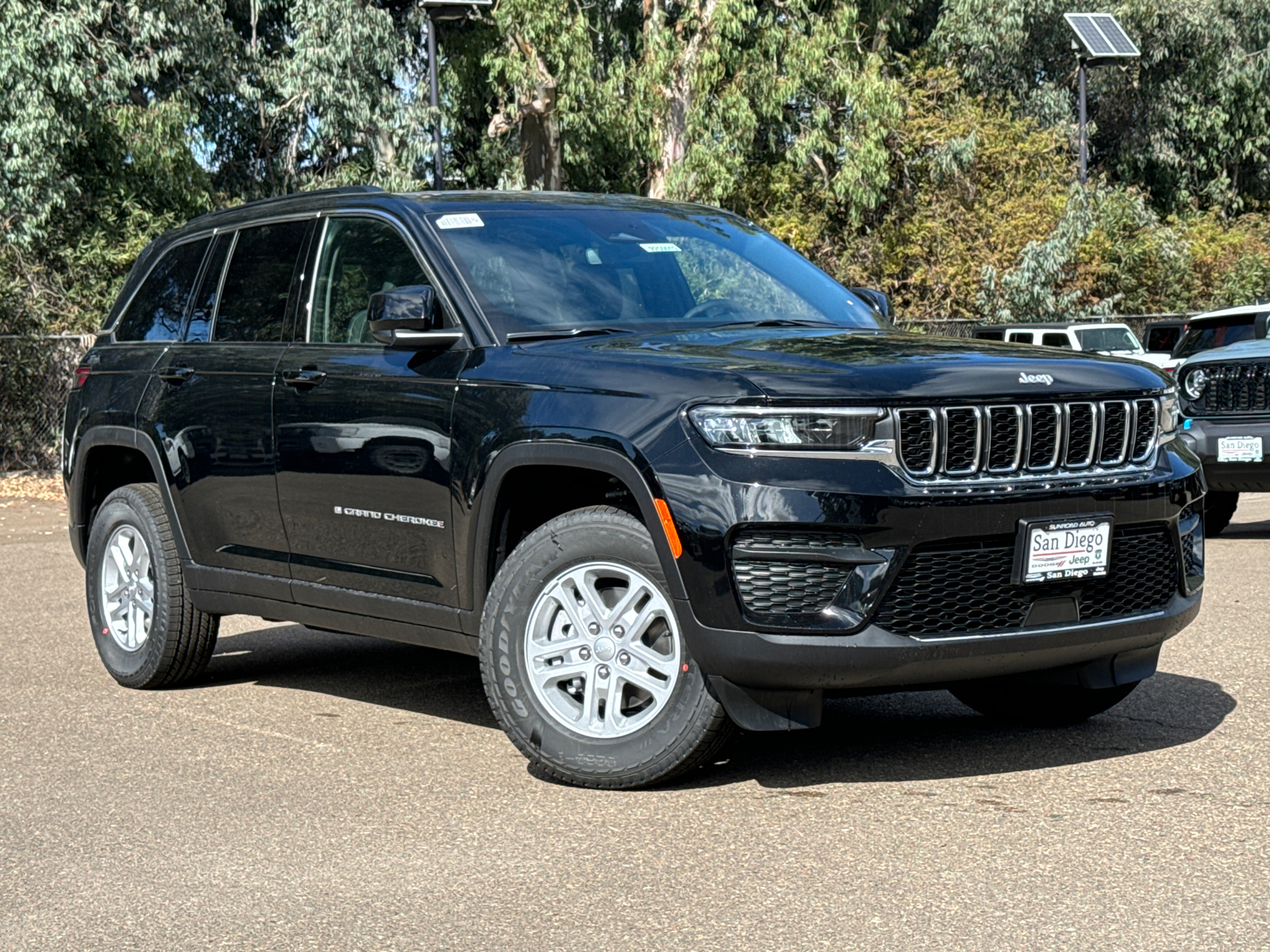 2025 Jeep Grand Cherokee Laredo 2