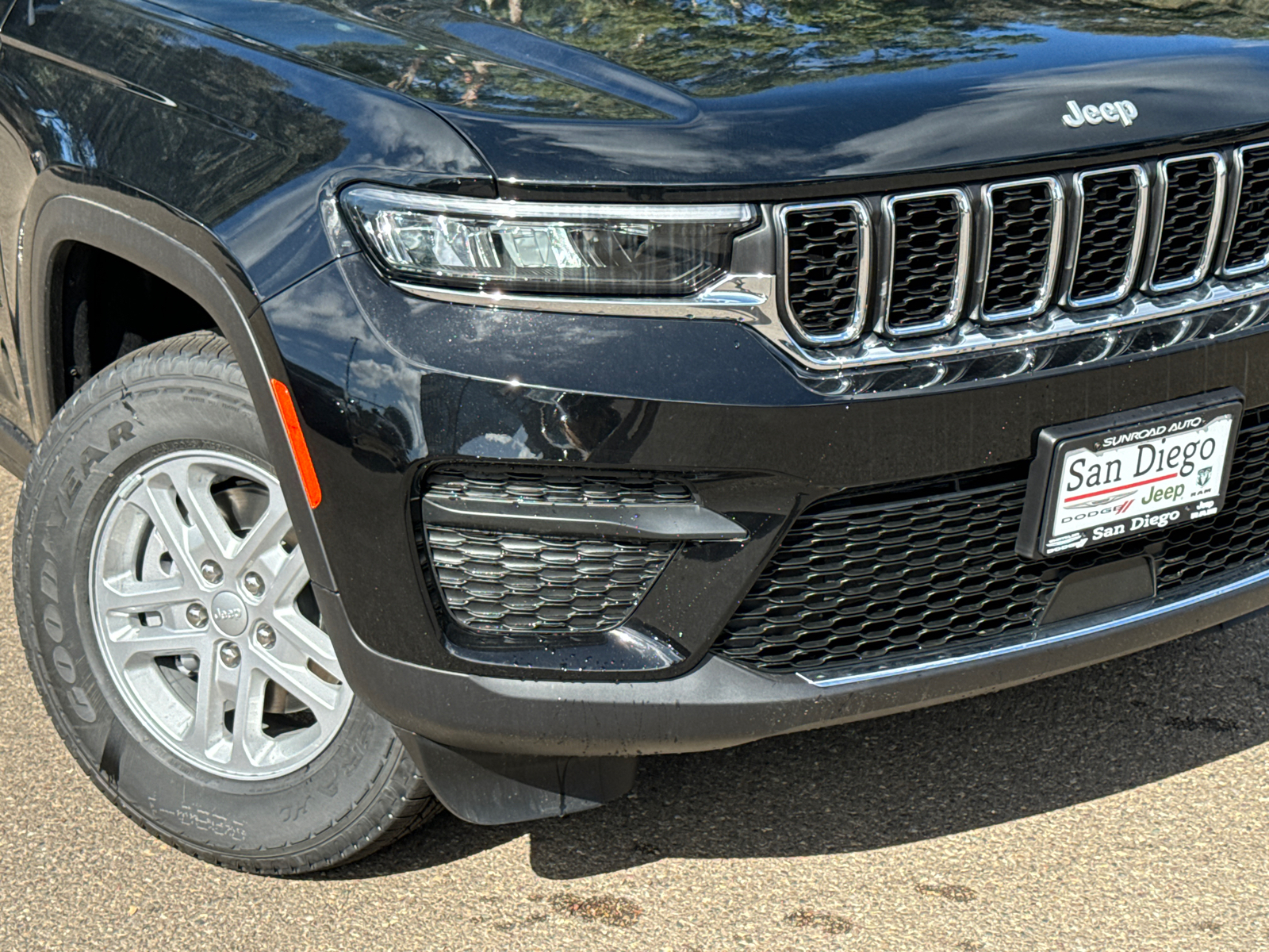 2025 Jeep Grand Cherokee Laredo 3