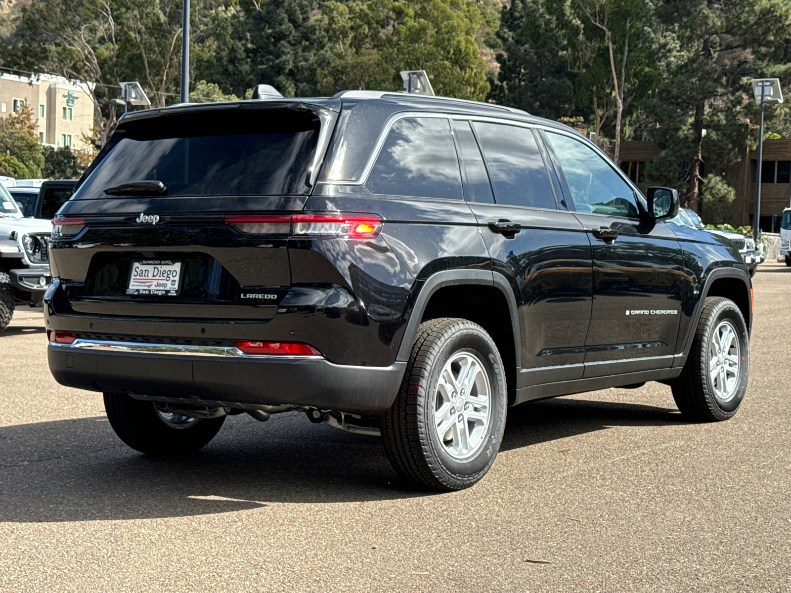 2025 Jeep Grand Cherokee Laredo 8