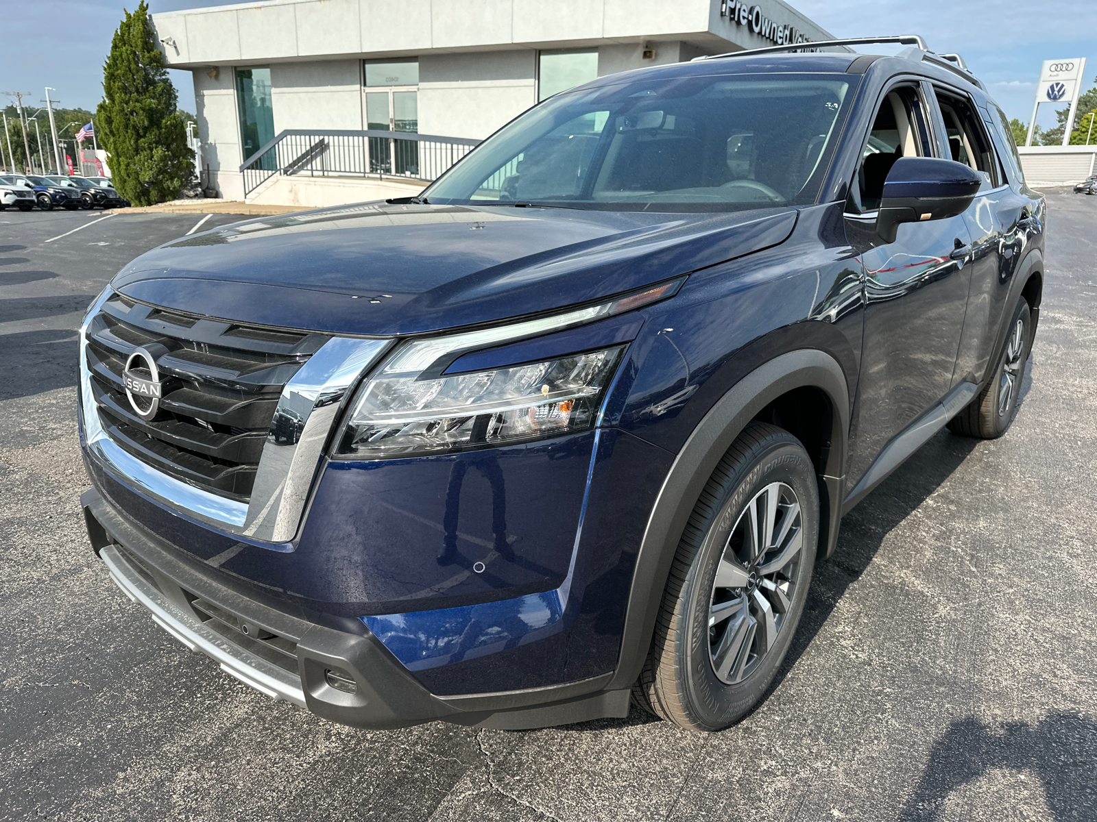 2024 Nissan Pathfinder SL 2