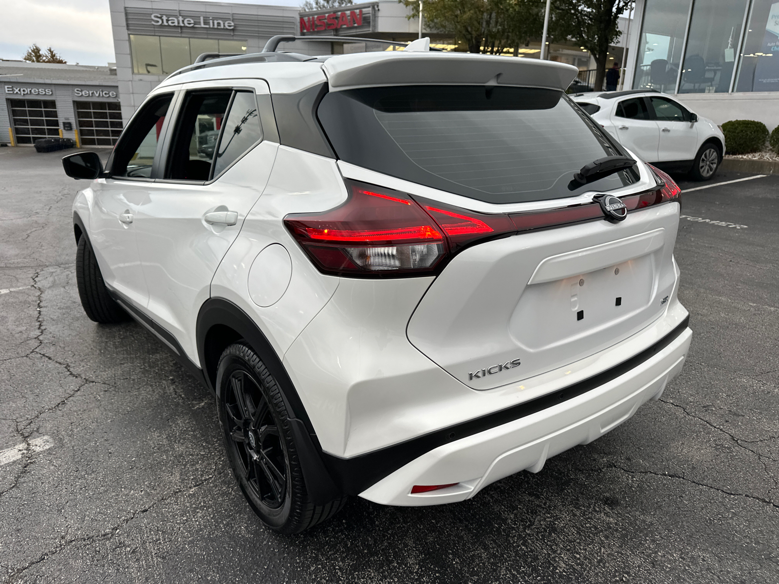 2022 Nissan Kicks SR 8