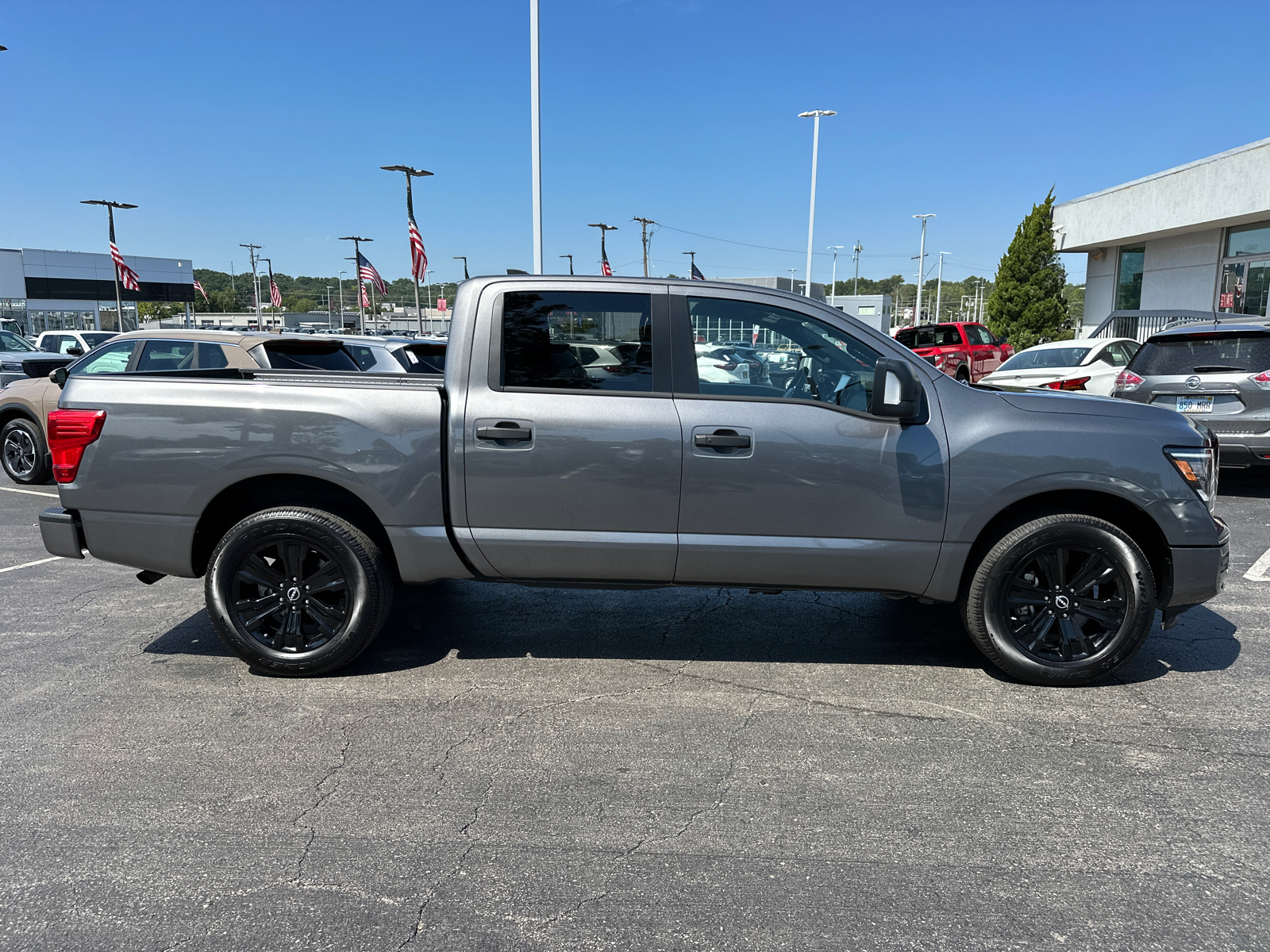 2024 Nissan Titan SV 5