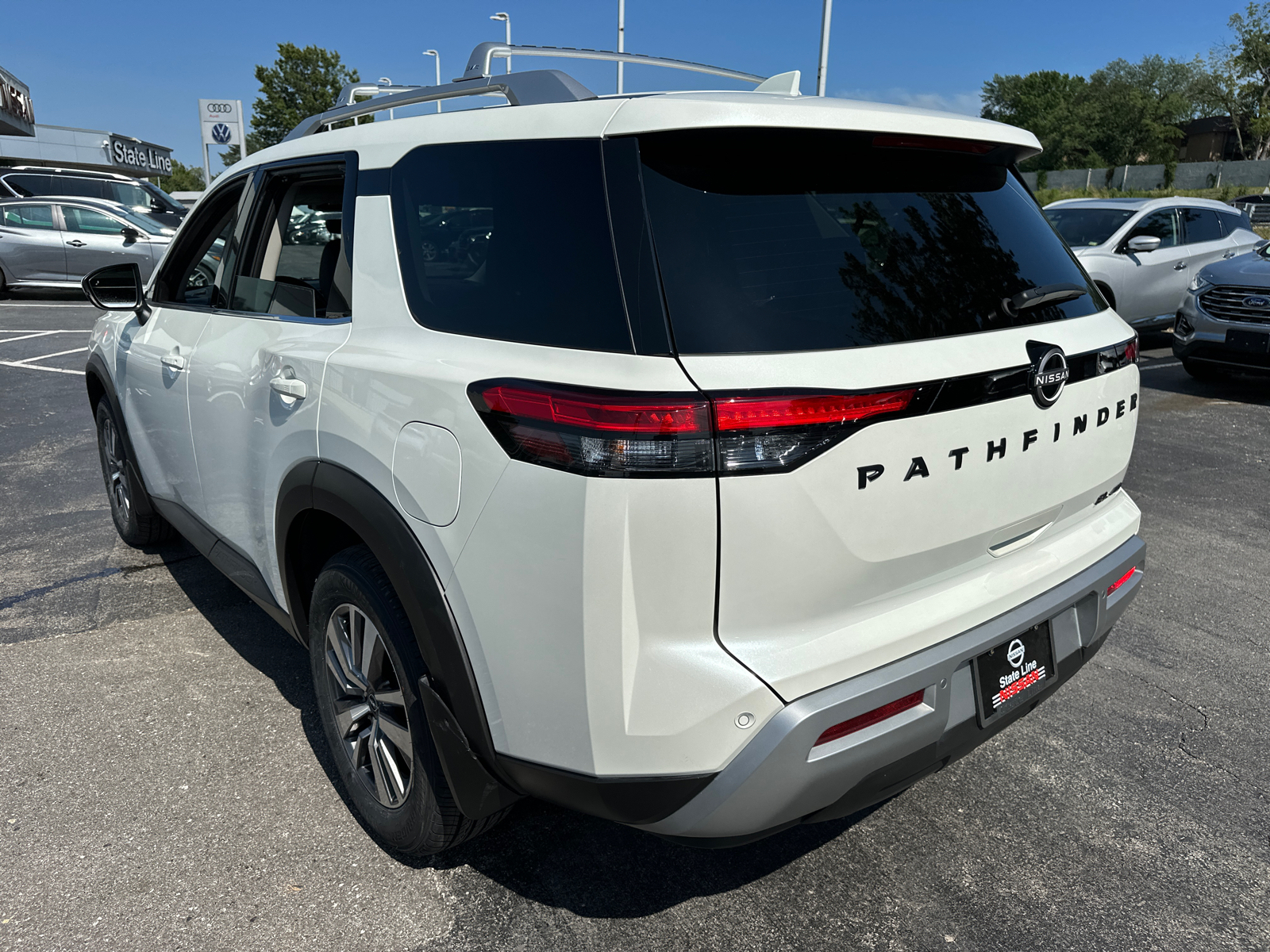 2023 Nissan Pathfinder SL 8