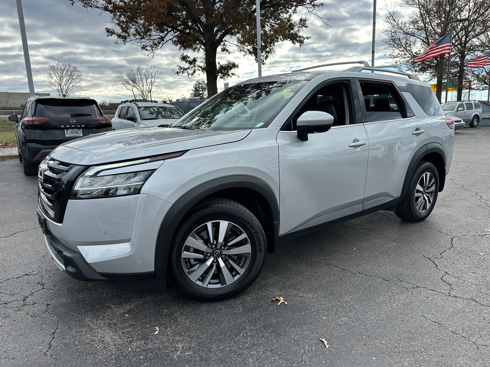 2023 Nissan Pathfinder SL 2