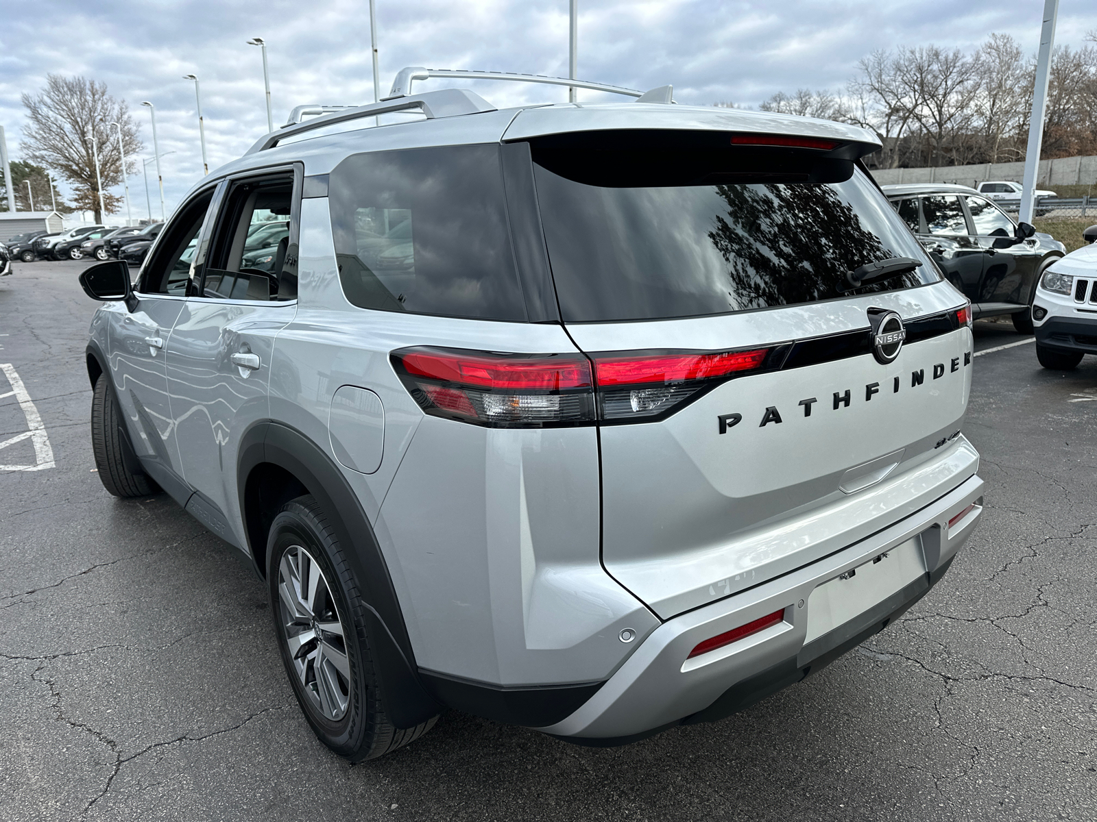 2023 Nissan Pathfinder SL 9