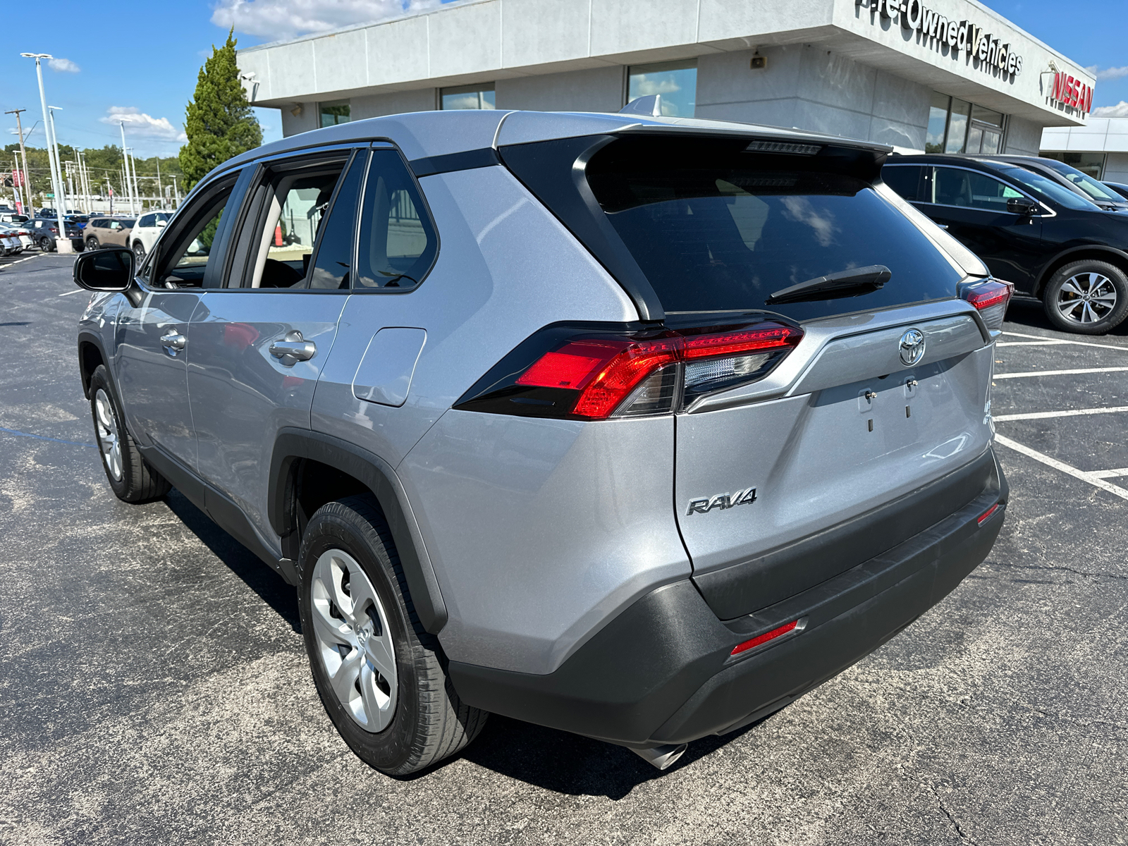 2022 Toyota RAV4 LE 8