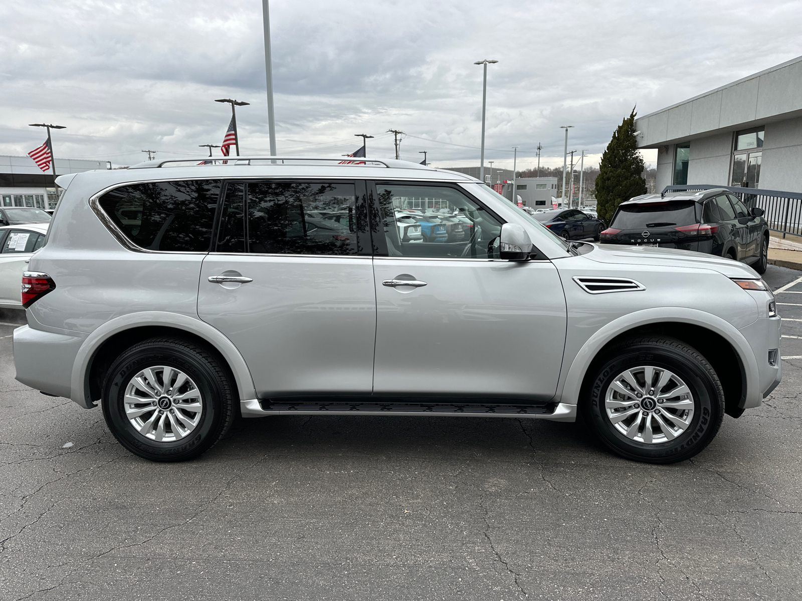 2024 Nissan Armada SV 6