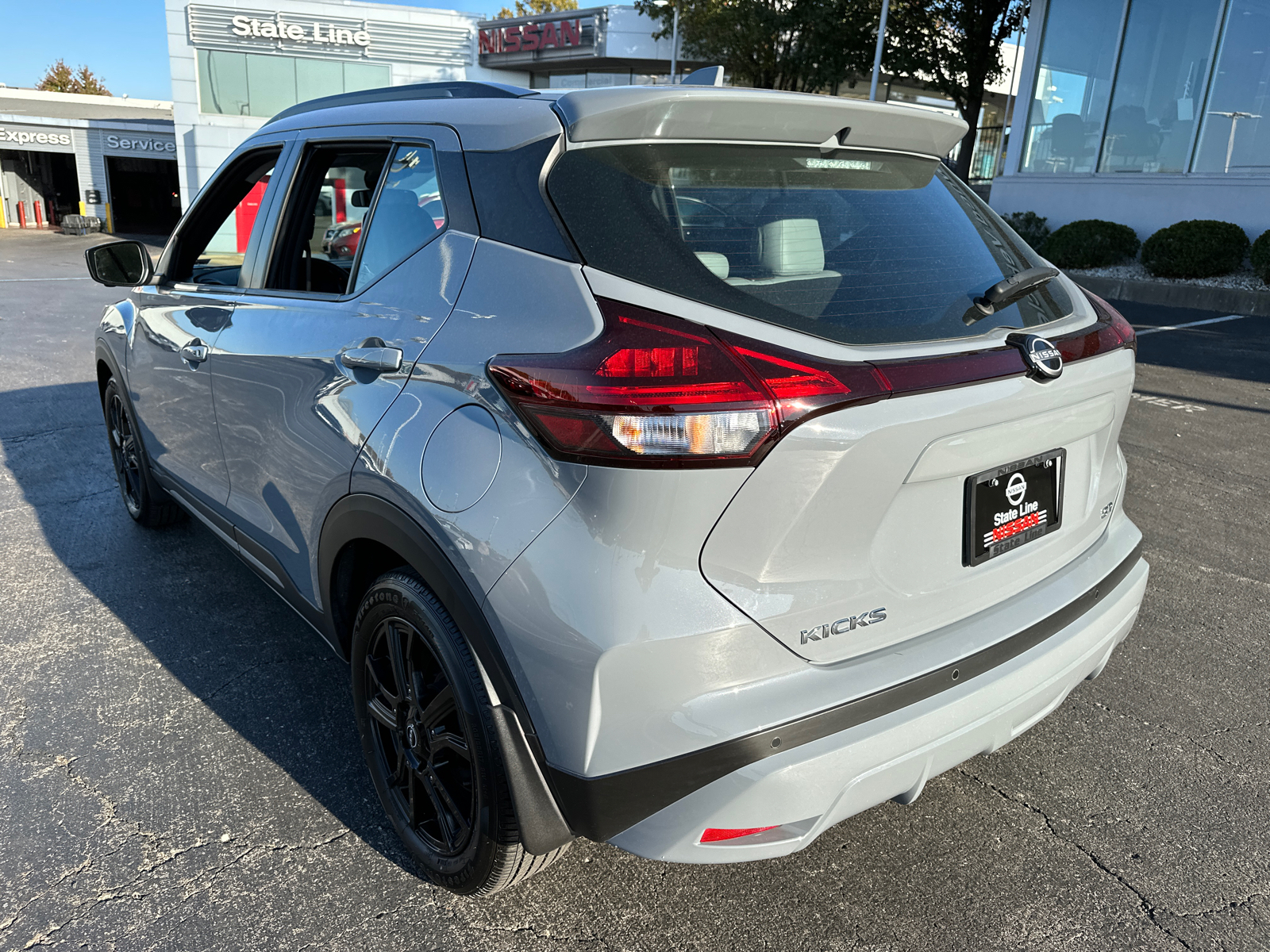 2023 Nissan Kicks SR 8