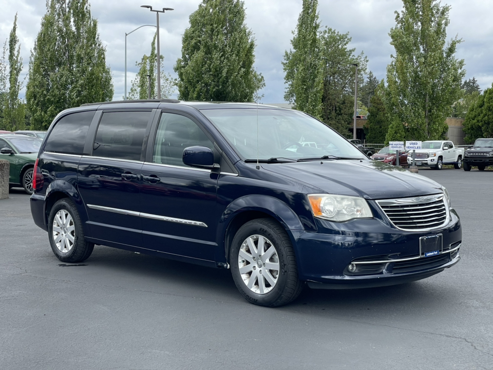 2014 Chrysler Town & Country Touring 1