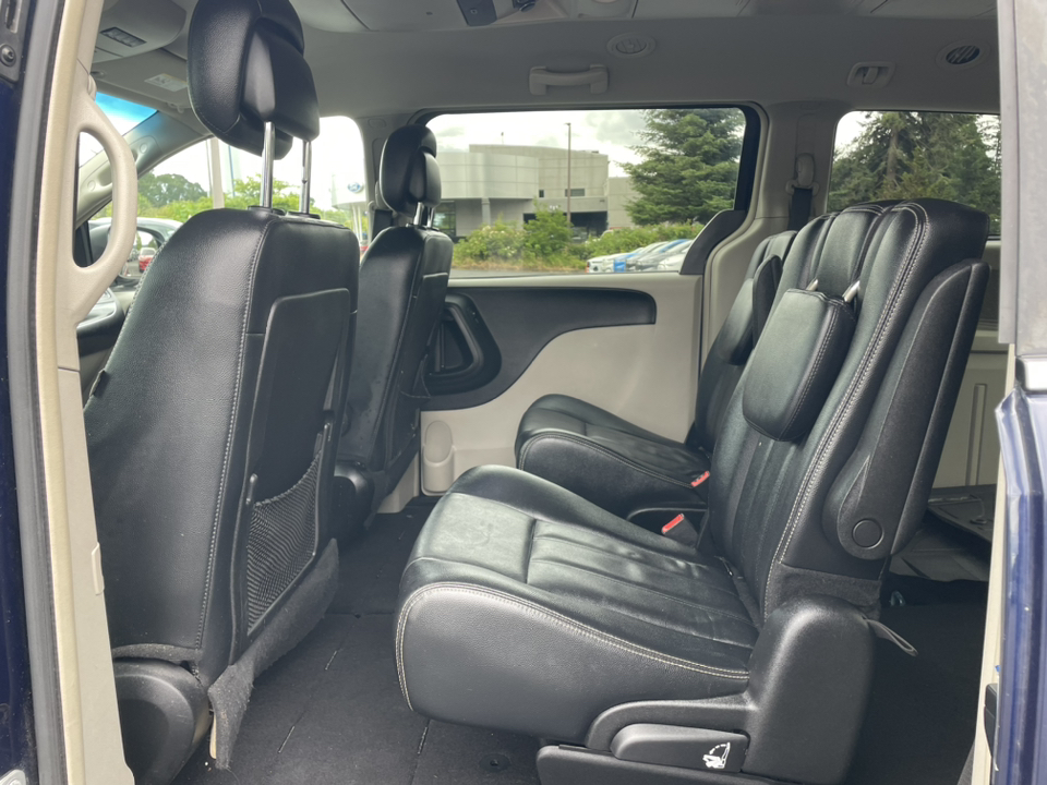 2014 Chrysler Town & Country Touring 16