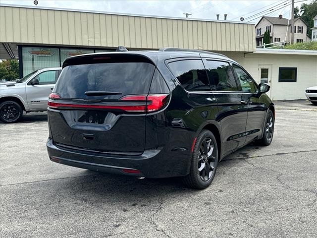 2024 Chrysler Pacifica Touring L 3