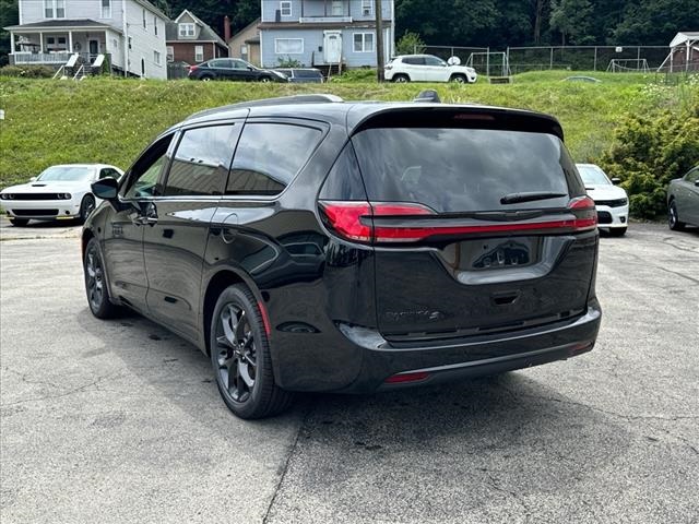 2024 Chrysler Pacifica Touring L 4