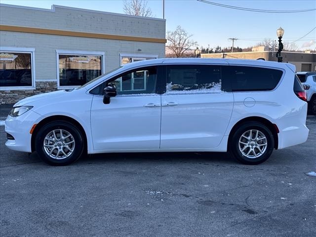 2025 Chrysler Voyager LX 4