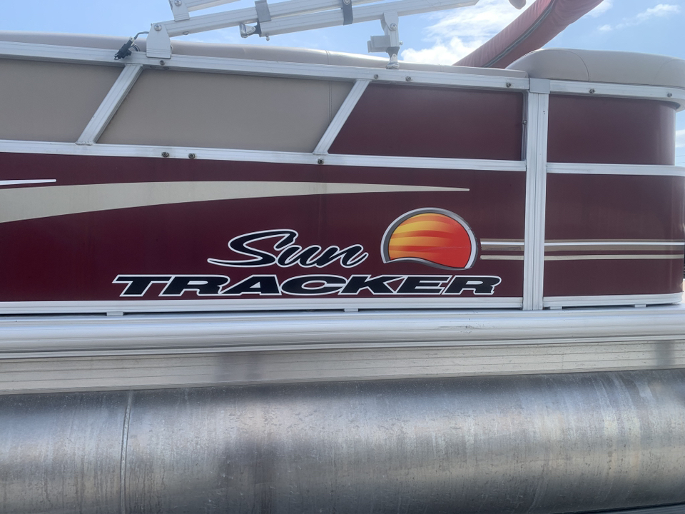 2014 Sun Tracker PARTY BARGE 20  9