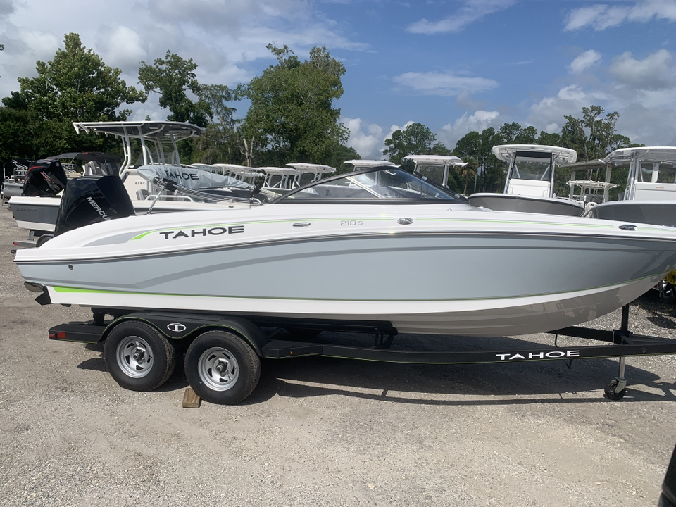 2024 Tahoe 210 S  4