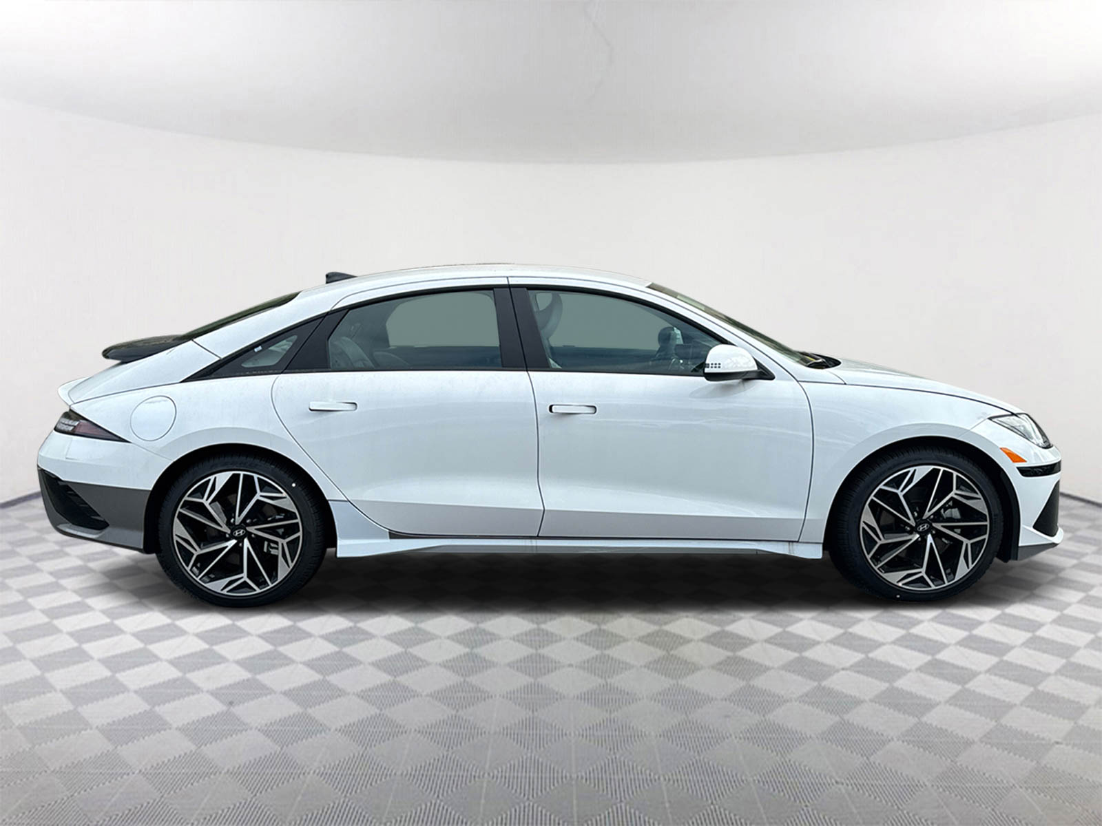 2025 Hyundai IONIQ 6 SEL 4