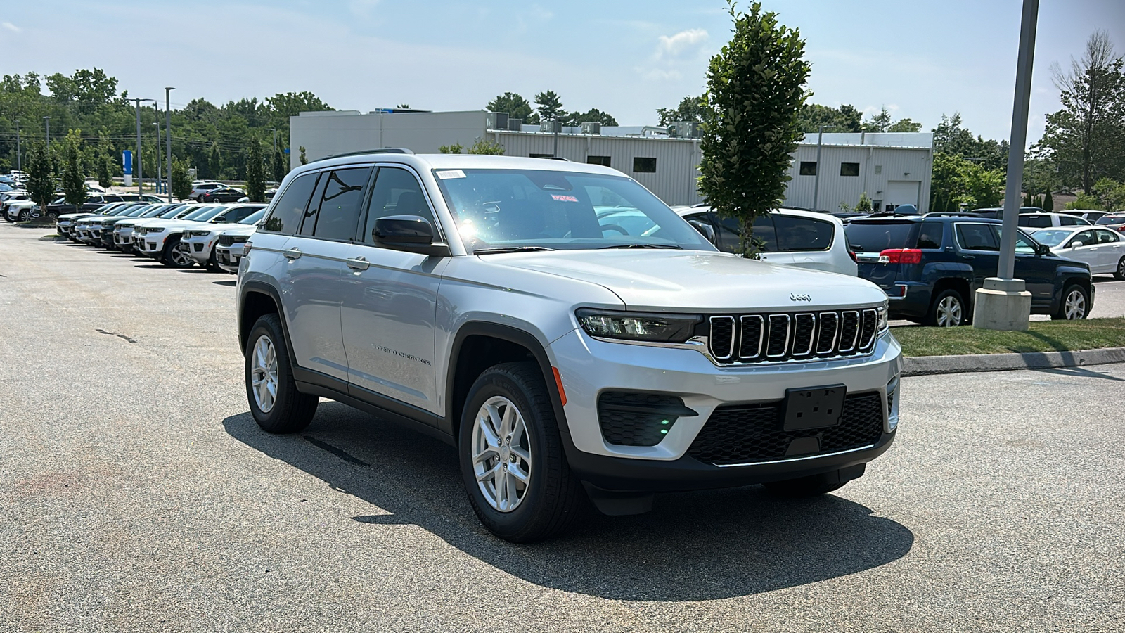 2024 Jeep Grand Cherokee Laredo 2