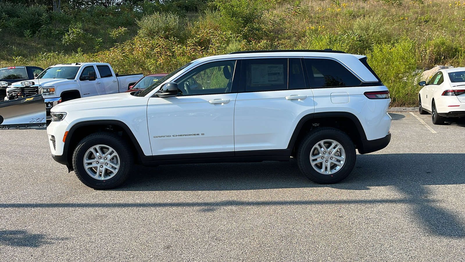 2024 Jeep Grand Cherokee Laredo 2