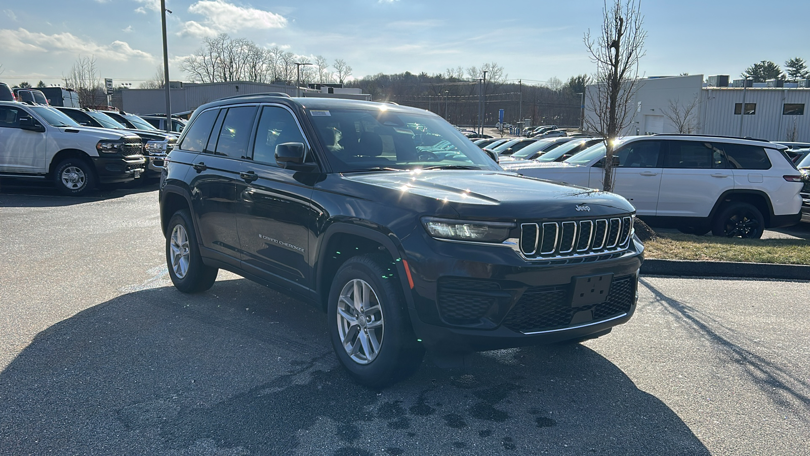 2025 Jeep Grand Cherokee Laredo 2