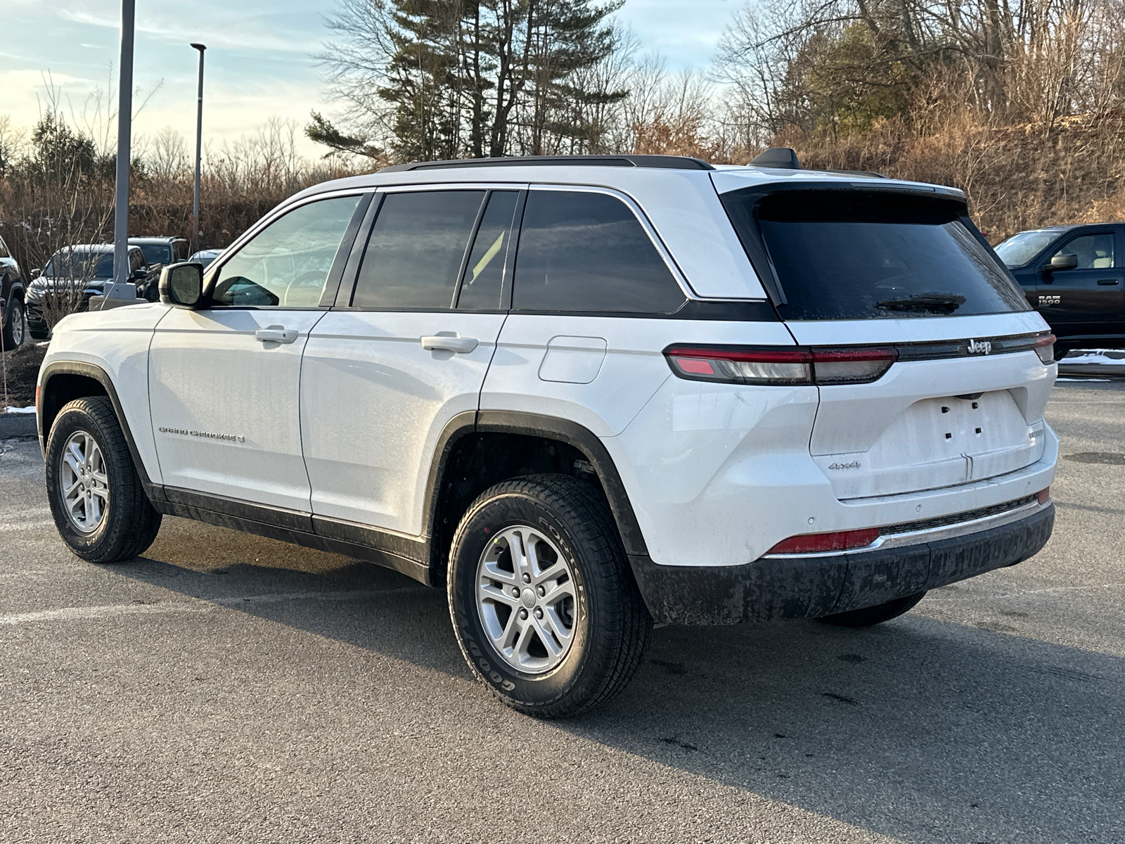 2025 Jeep Grand Cherokee Laredo 2