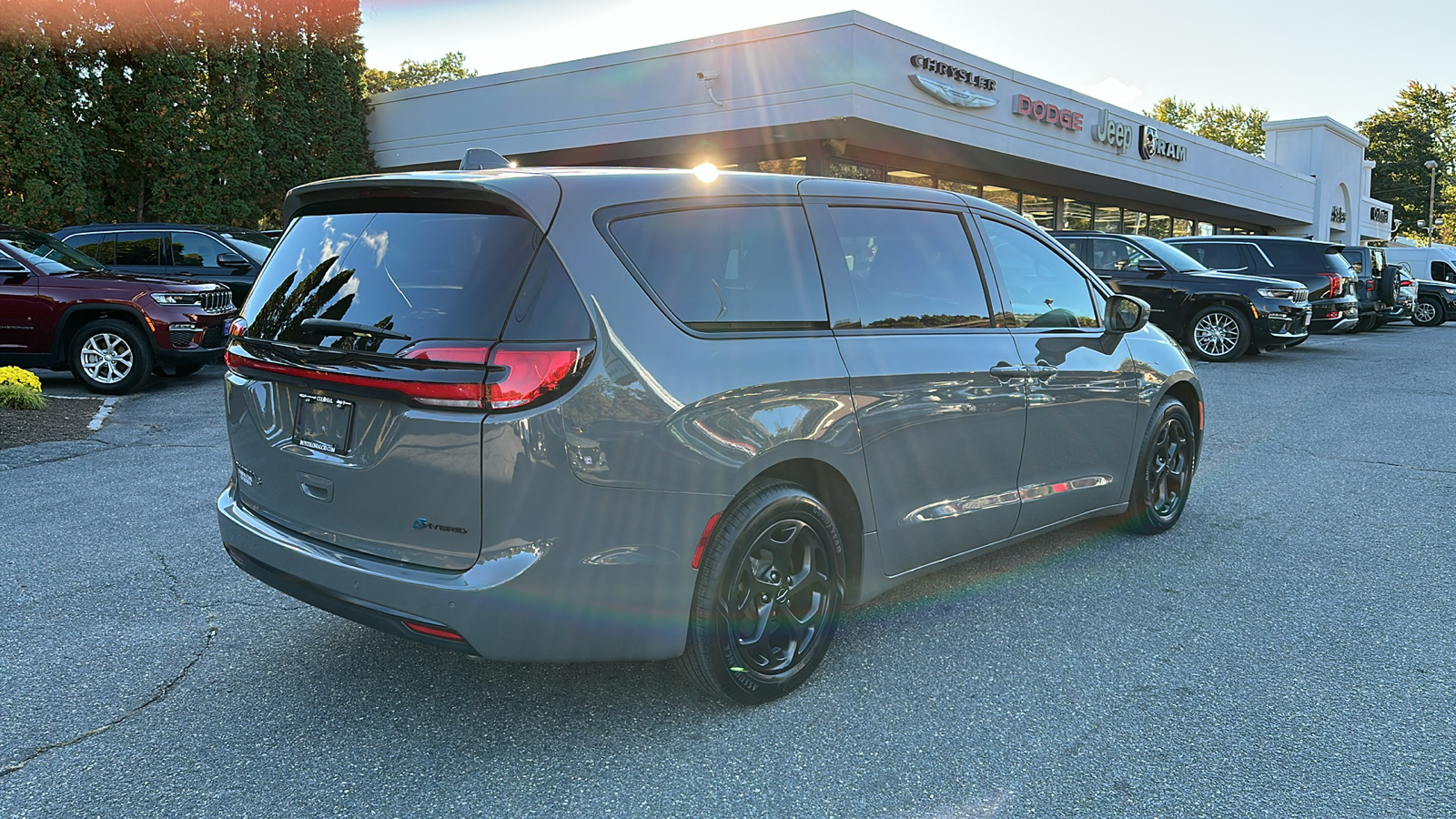 2022 Chrysler Pacifica Hybrid Touring L 4