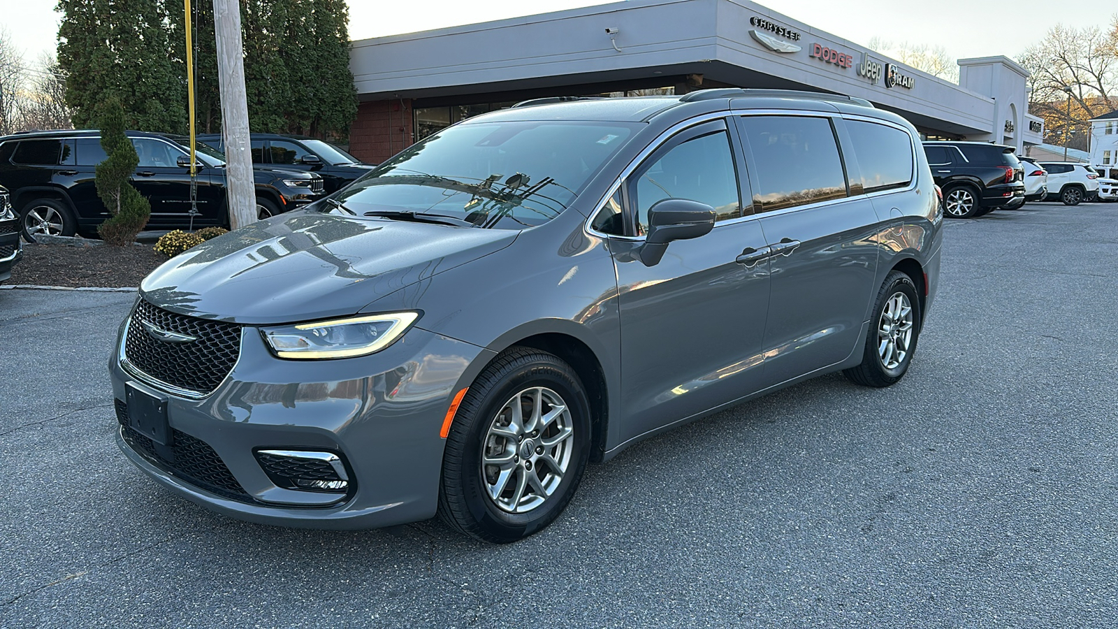 2022 Chrysler Pacifica Touring 1