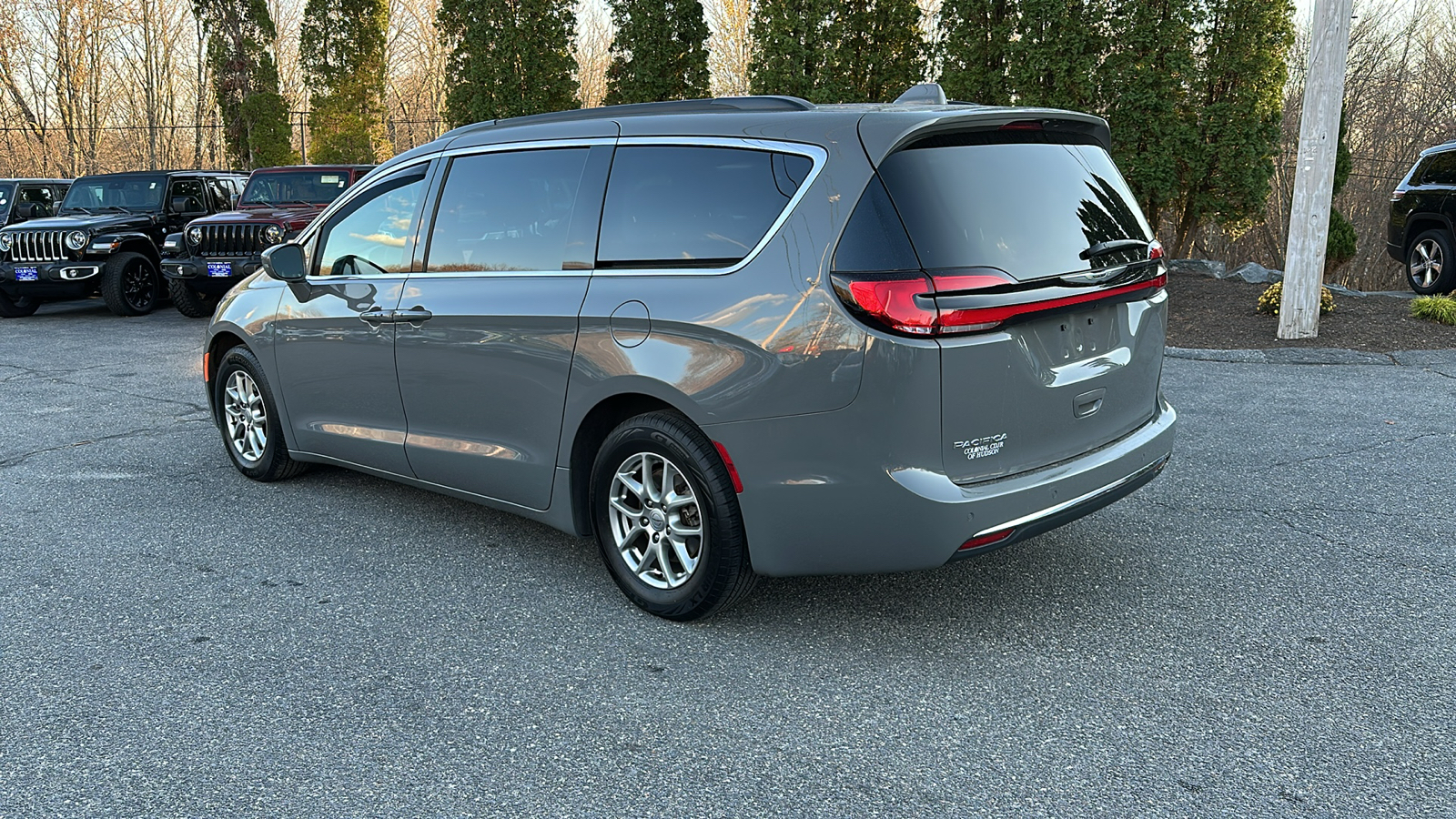 2022 Chrysler Pacifica Touring 2