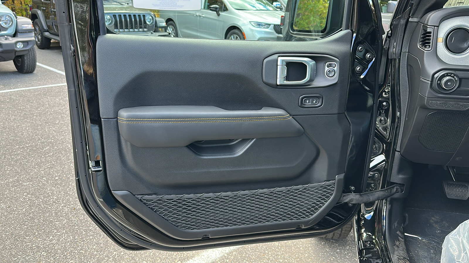 2024 Jeep Wrangler Sahara 32