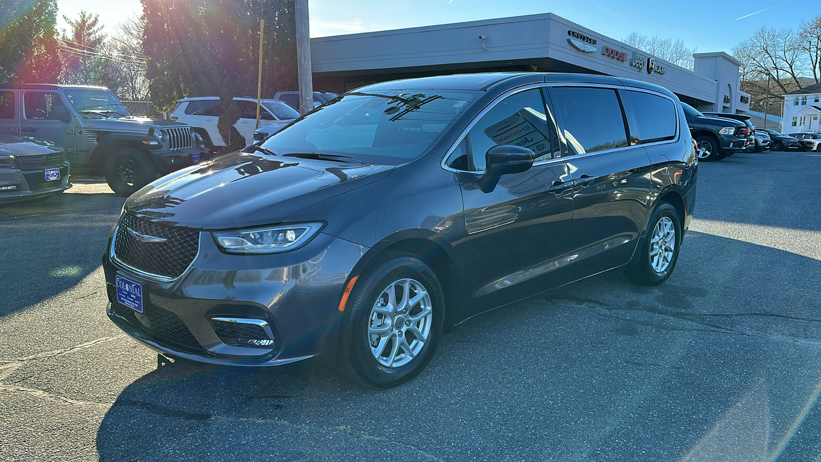 2023 Chrysler Pacifica Touring 1