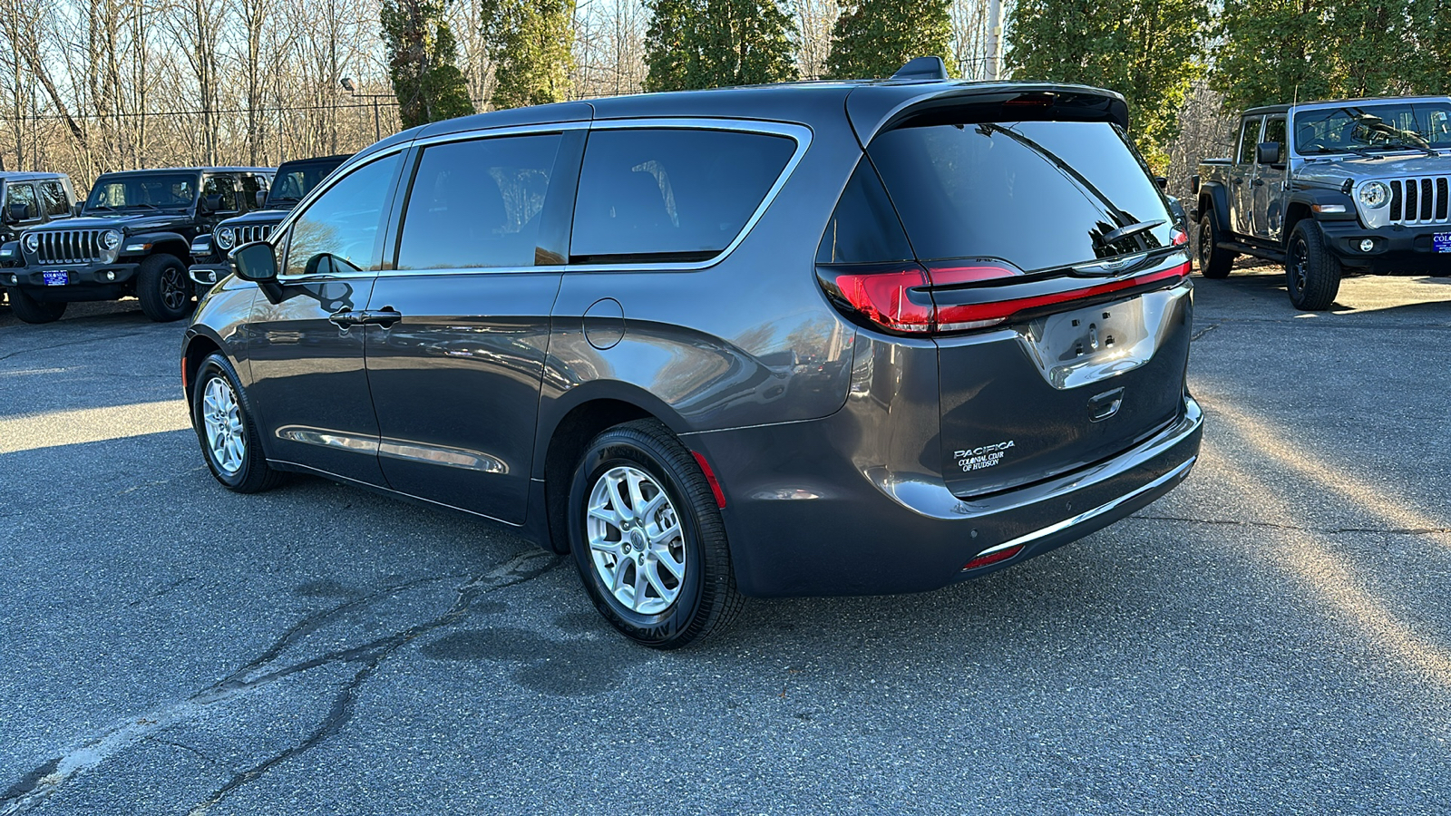 2023 Chrysler Pacifica Touring 2