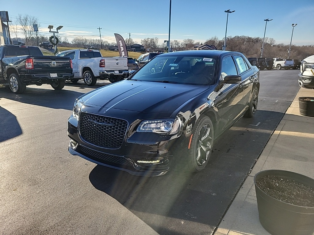 2023 Chrysler 300 Touring 8