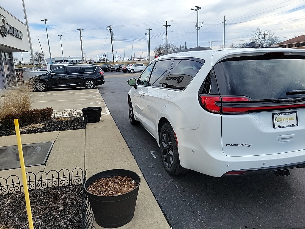 2024 Chrysler Pacifica Limited 11