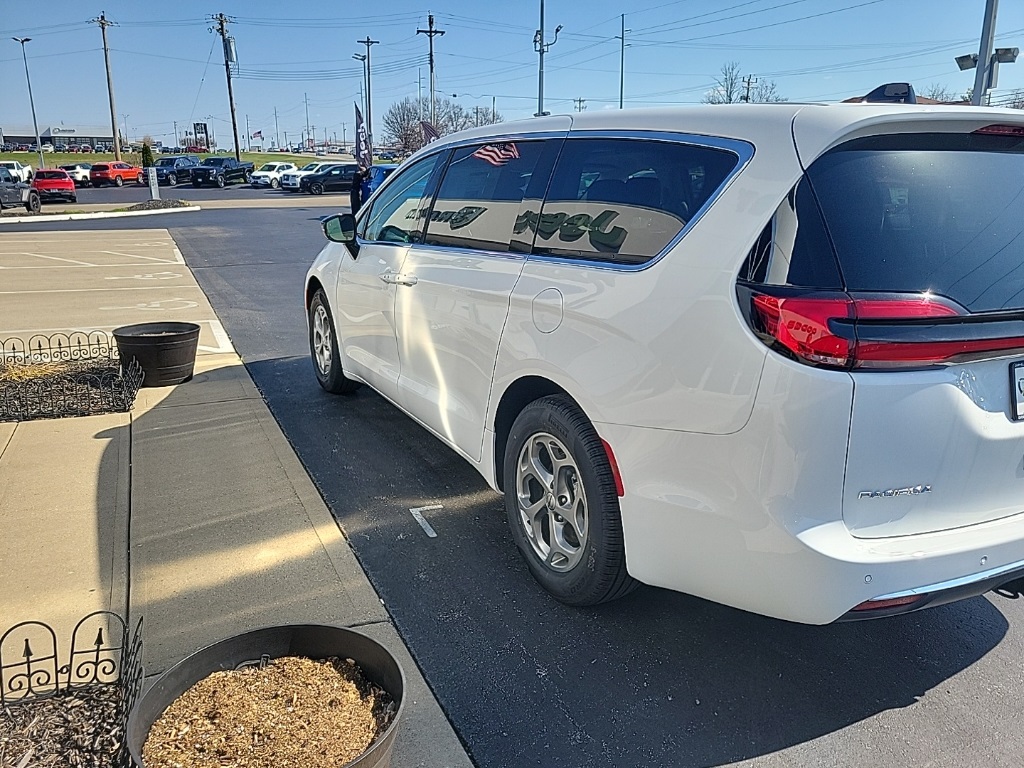 2024 Chrysler Pacifica Limited 11