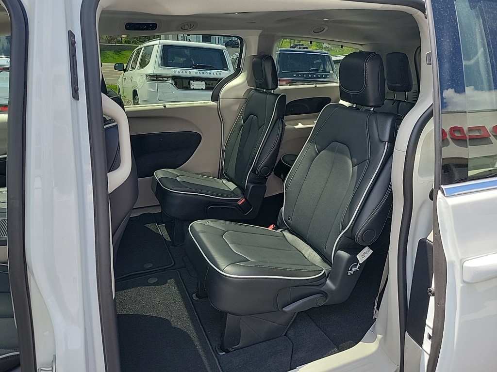 2024 Chrysler Pacifica Limited 3