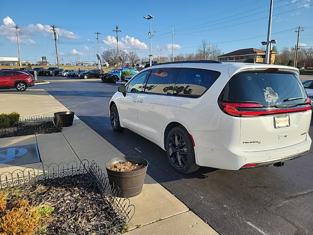 2024 Chrysler Pacifica Limited 11