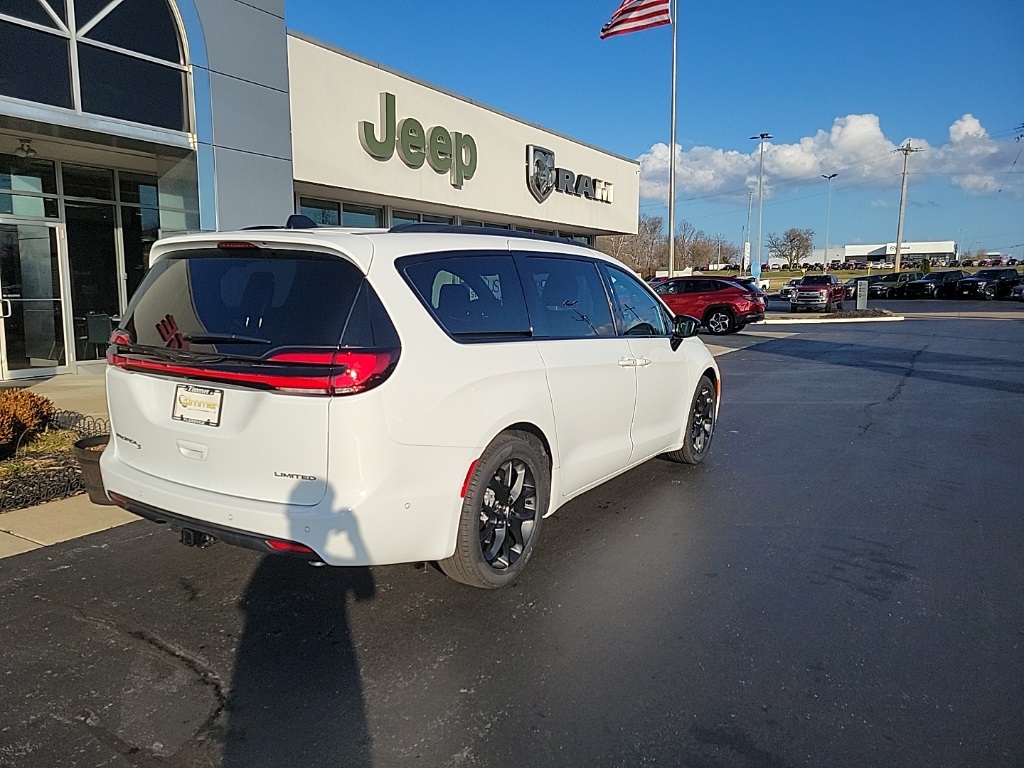 2024 Chrysler Pacifica Limited 12