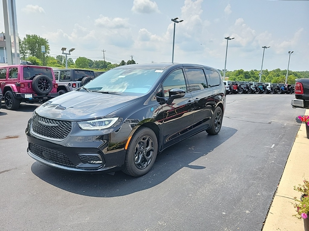 2024 Chrysler Pacifica Hybrid Select 8