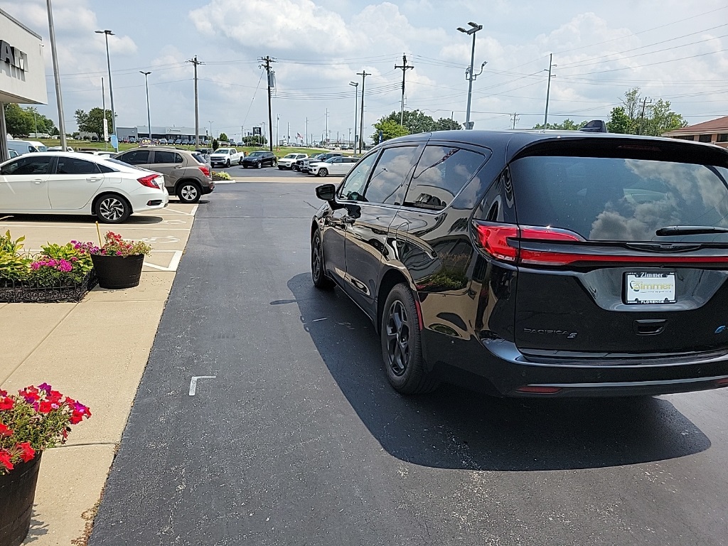 2024 Chrysler Pacifica Hybrid Select 11