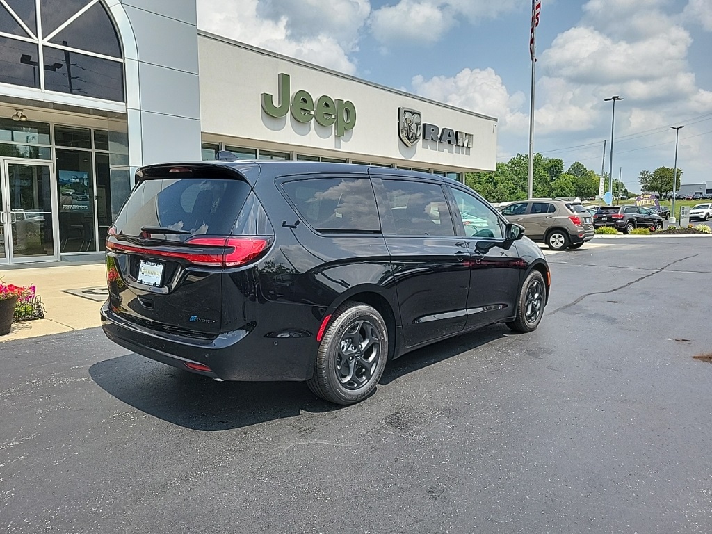 2024 Chrysler Pacifica Hybrid Select 12