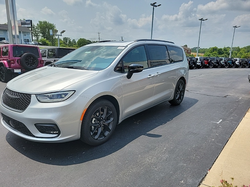 2024 Chrysler Pacifica Touring L 8