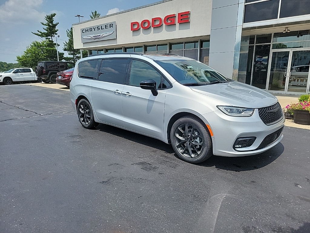 2024 Chrysler Pacifica Touring L 9