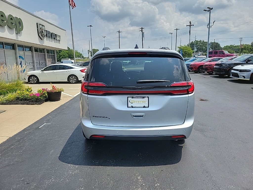 2024 Chrysler Pacifica Touring L 10