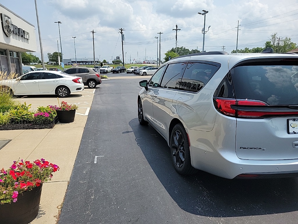 2024 Chrysler Pacifica Touring L 11