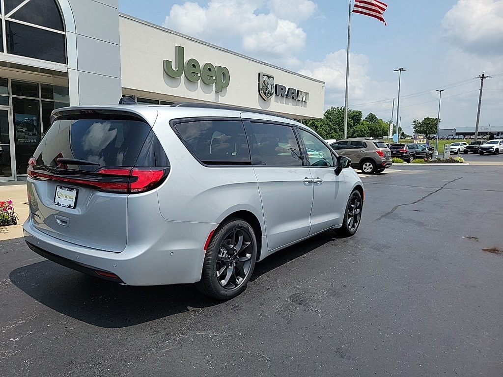 2024 Chrysler Pacifica Touring L 12