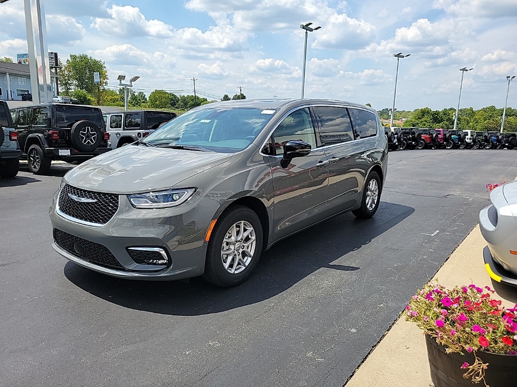 2024 Chrysler Pacifica Touring L 8