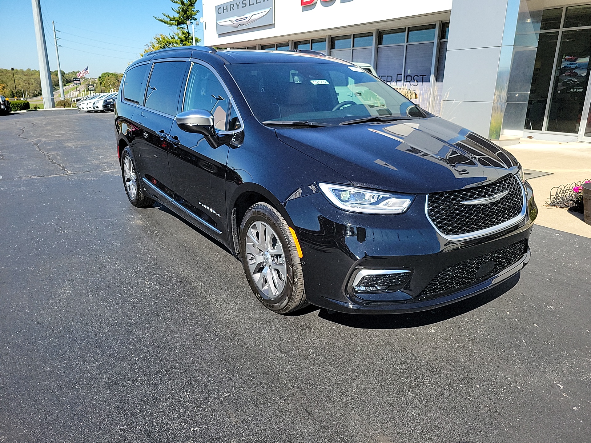 2025 Chrysler Pacifica Hybrid Pinnacle 1